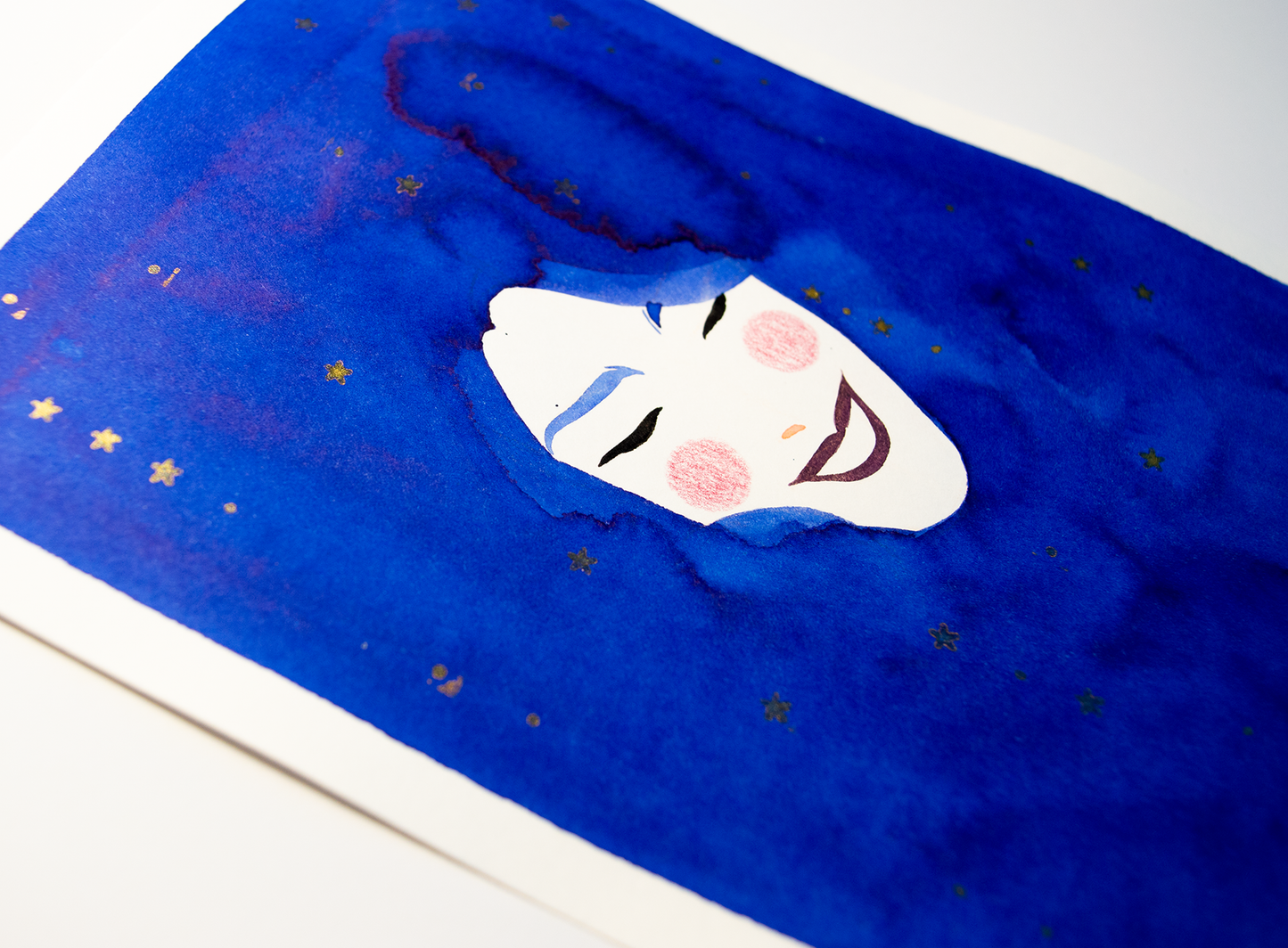 Between the deept blue with sparkling stars, Zazu emerges. This illustration is an original art work make with ink and gold highlights on paper, starring the main characters of the webcomic Little Starling by Pearl See, close-up.